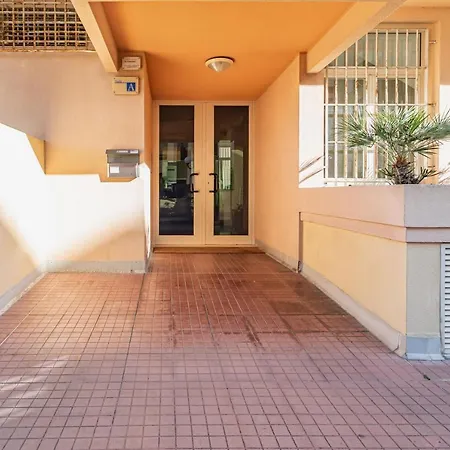 דירה Modern With Private Parking! *