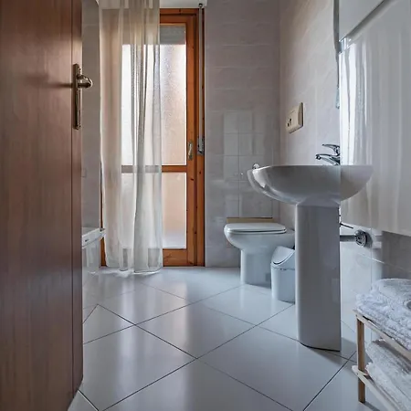 Modern With Private Parking! Daire